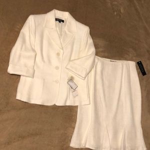Kasper - Sz 12 - Cream, business casual, jacket skirt set with flare on skirt.